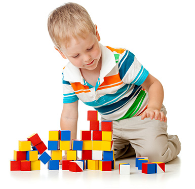 Crianças brincando e aprendendo no Cantinho do Saber